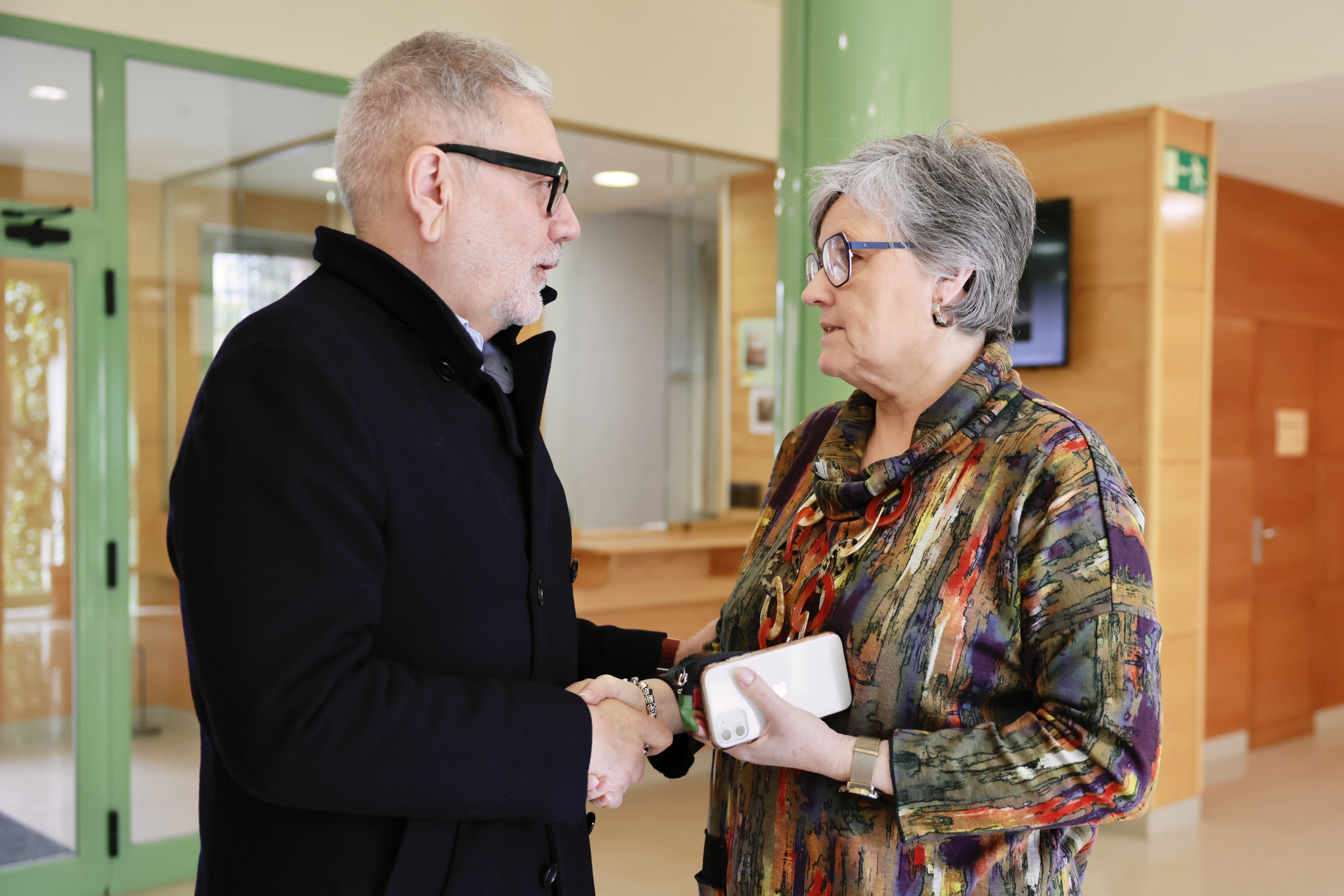 L'alcalde, Fèlix Larrosa, amb la directora del col·legi, Lourdes Torrelles