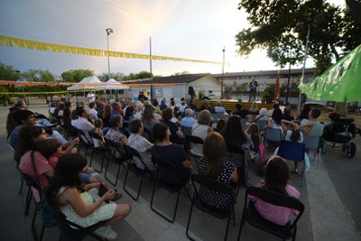 Desenes de veïnes i veïns han assistit a l'inici de la Festa Major.