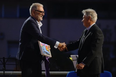 L'Associació de Veïns ha obsequiat el pregoner amb un detall de record.