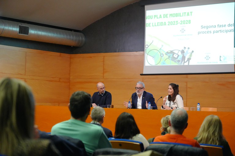 La presentació ha anat a càrrec dels representants de la consultora Doymo que han explicat el treball que s’ha realitzat des del 2021 fins ara que s’ha fet pública la diagnosi i la radiografia de la mobilitat a Lleida