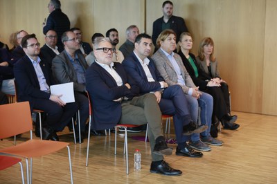 L'alcalde de Lleida, Fèlix Larrosa, ha assistit amb la tinent d'alcalde Begoña Iglesias i el regidor Roberto Pino, a l'acte a la Llotja seobre la ins….