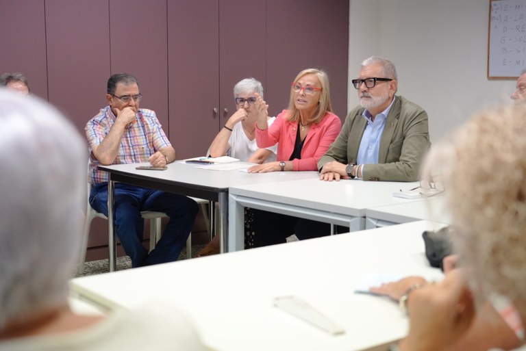 La regidora Anna Miranda, al costat de l'alcalde, ha adreçat també unes paraules