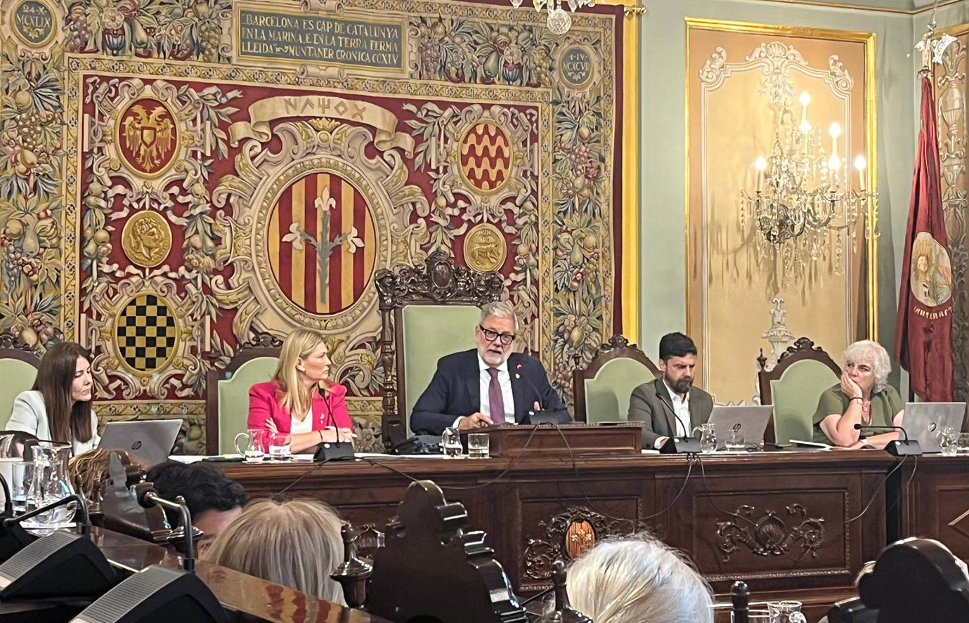 Al Ple municipal de l'estat de la ciutat, l’alcalde Larrosa ha anunciat un nou cos d’inspecció de l’espai públic i una gran inversió en manteniment, neteja i el nou enllumenat.