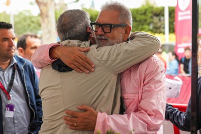 Larrosa saluda Collboni al recinte on s'ha celebrat l'arribada de l'etapa.