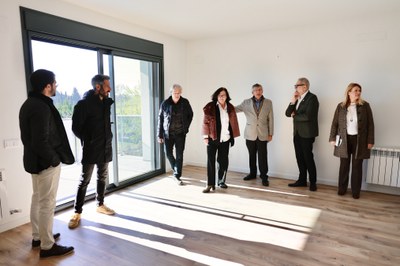 Imatge de la visita a un dels nous habitatges.