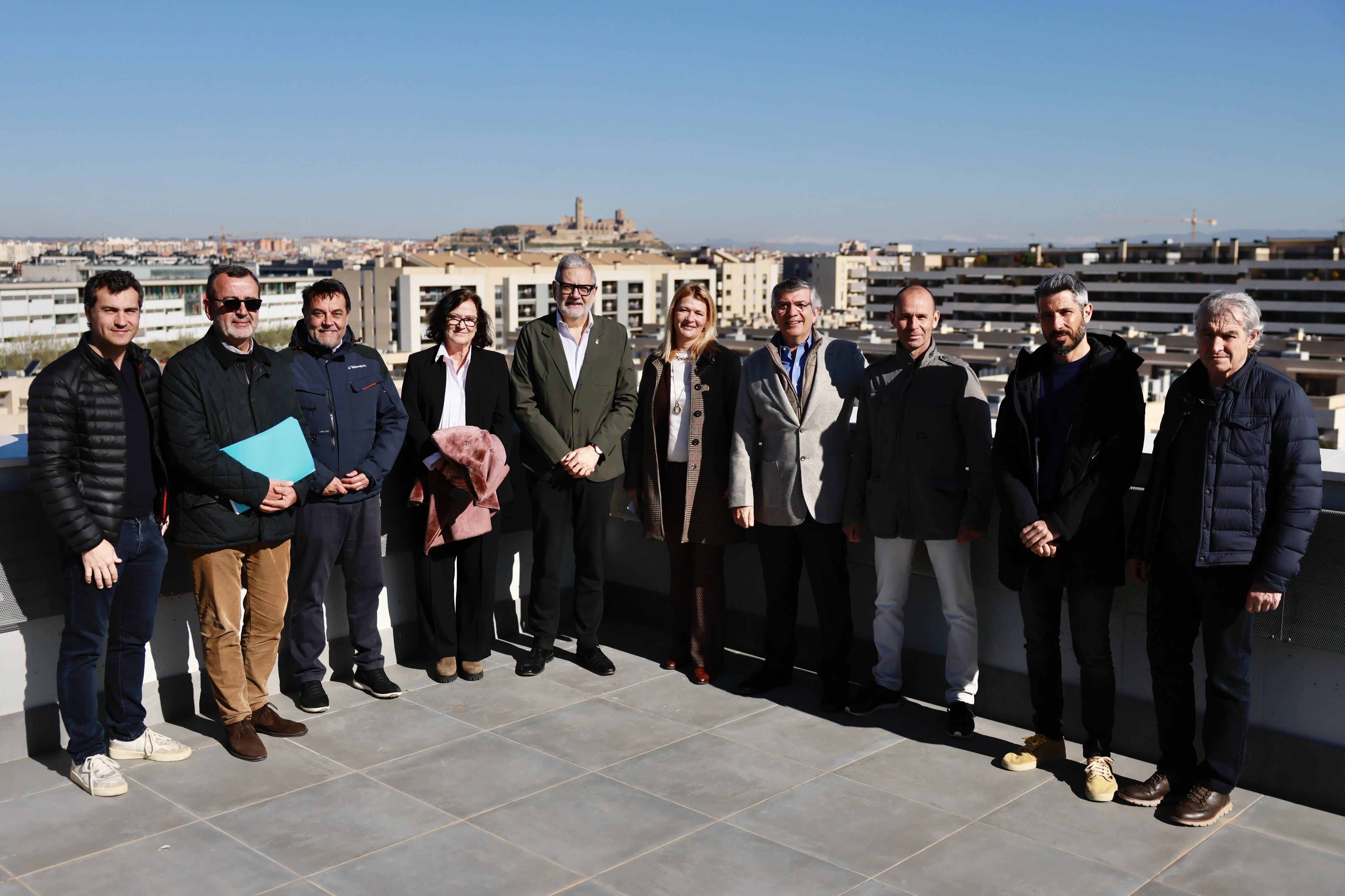 Foto de família a la terrassa del nou edifici