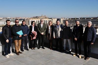 Foto de família a la terrassa del nou edifici.