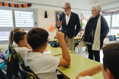 L'alcalde conversa amb nens i nenes de l'escola de Sucs.