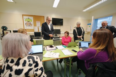 La visita a l'escola El Vilot, on el paer en cap ha pogut conversar amb docents i alumnes.
