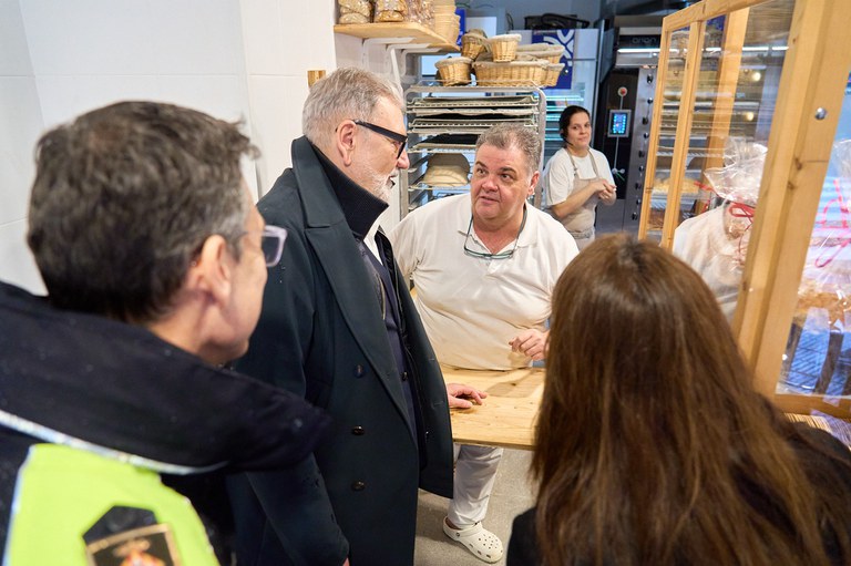 Visita a comerços del barri de l'Escorxador que han patit algun acte delictiu per donar-los suport i tranquil·litat.