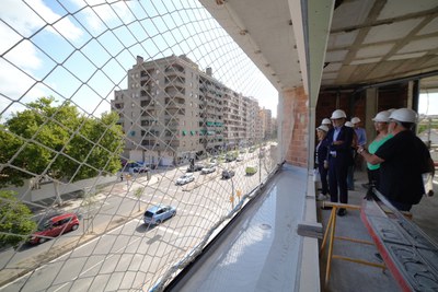 La façana principal de l'edifici dona a l'avinguda Alcalde Rovira Roure.