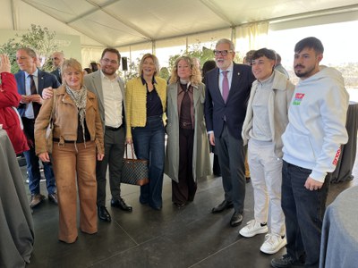 L'alcalde, Iglesias, Bosch i Pino, amb representants veïnals dels Mangraners.