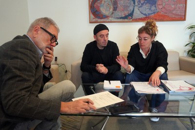 Reunió del paer en cap, Fèlix Larrosa, amb els codirectors del Centre de Titelles de Lleida, Elisabet Vallvé i Uri Ferre..