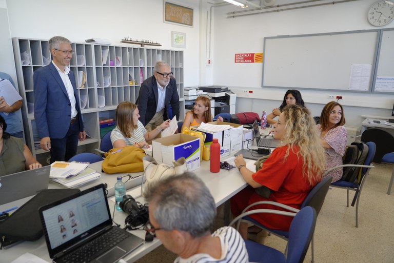 Larrosa i Claudi Vidal han saludat també els docents del Manuel de Montsuar