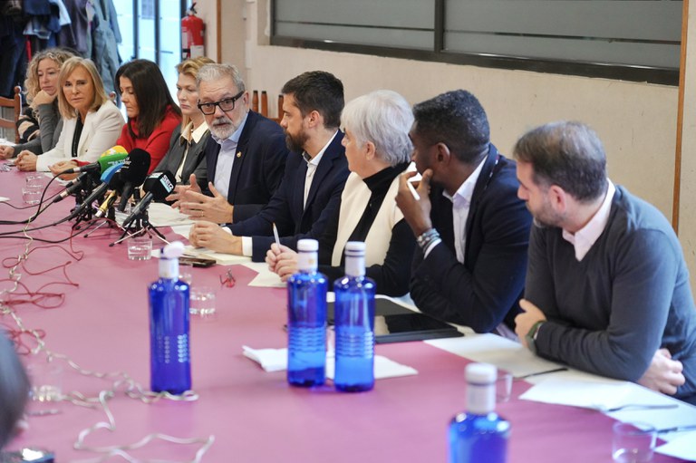 Un moment de la intervenció del paer en cap, que ha estat acompanyat per la resta del govern municipal