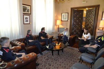 L’alcalde de Lleida, Fèlix Larrosa, acompanyat de la regidora Cristina Morón i de l’intendent de la Guàrdia Urbana, Josep Ramon Ibarz, ha rebut a la ….