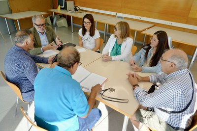 El paer en cap, Fèlix Larrosa, i la tinent d'alcalde Cristina Morón, s'ha reunit amb els representants de l'associació de veïns del Secà..