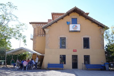 L'alcalde Larrosa i el regidor Quiñónez, amb membres del Club Petanca Secà de Sant Pere.