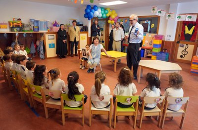 El paer en cap, Fèlix Larrosa, ha escoltat amb els nois i noies "Goyescas" d'Enric Granados, donat que l'alumnat han estudiat la figura d'aquset músi….