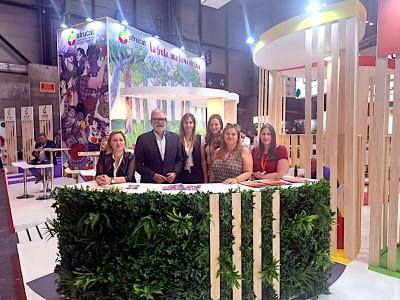 El paer en cap, amb els representants d'Afrucat a l'estand que la patronal lleidatana de la fruita té a la fira de Madrid.