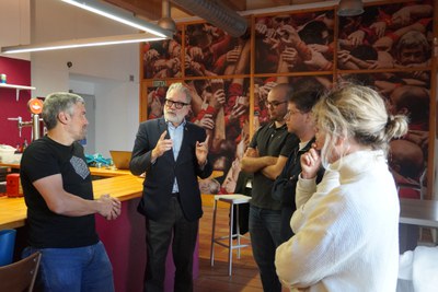 Durant la visita, l'alcalde ha pogut conversar amb representants dels Castellers de Lleida.