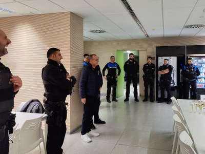 L'equip d'agents de la Policia Local que han estat de guàrdia aquesta Nit de Nadal, amb l'alcalde i el cap de la Guàrdia Urbana, JR.Ibarz..