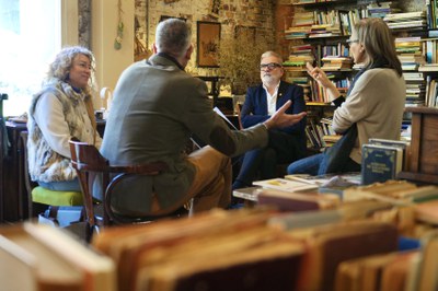 L'alcalde ha visitat avui diversos establiments comercials i entitats del Centre Històric, entre ells la llibreria La Sabateria.