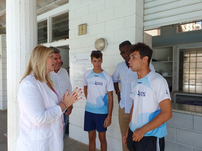 Iglesias i Quiñónez, amb els socorristes que avui treballaven a la piscina de la Bordeta..