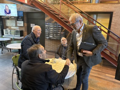 Algunes persones usuàries del centre cívic conversant amb l'alcalde.
