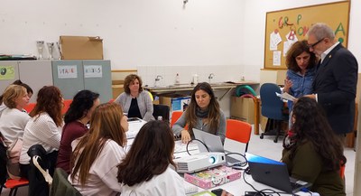 El paer en cap, Fèlix Larrosa, ha saludat els equips de serveis socials que hi ha al Centre Cívic de Cappont. A la foto, una sessió de treball d'acom….