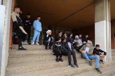 Larrosa conversa amb un grup de joves alumnes.