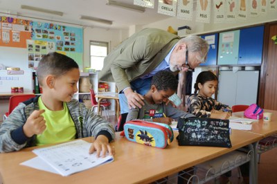 Larrosa ha saludat els infants a l'aula.