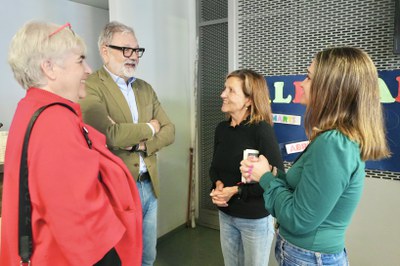 L'alcalde i la tinent d'alcalde amb personal del servei.