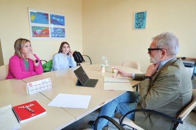 L'alcalde Larrosa atén les representants del Club Twirling, al centre cívic.