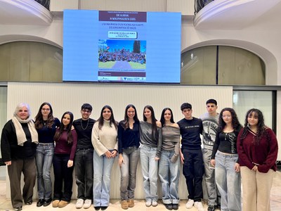 La tinenta d'alcalde Carme Valls amb l'alumnat del projecte Buchenwald-Mauthausen.