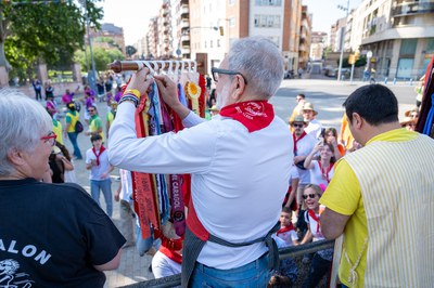 La imposició de les escarapel·les, una tradició de l'Aplec del Caragol.