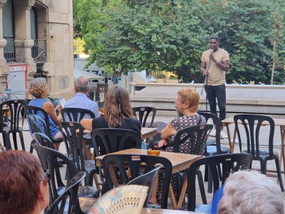 El regidor de Cooperació Jackson Quiñónez ha donat el tret de sortida al darrer dia de Cinemón, a la plaça Sant Francesc..