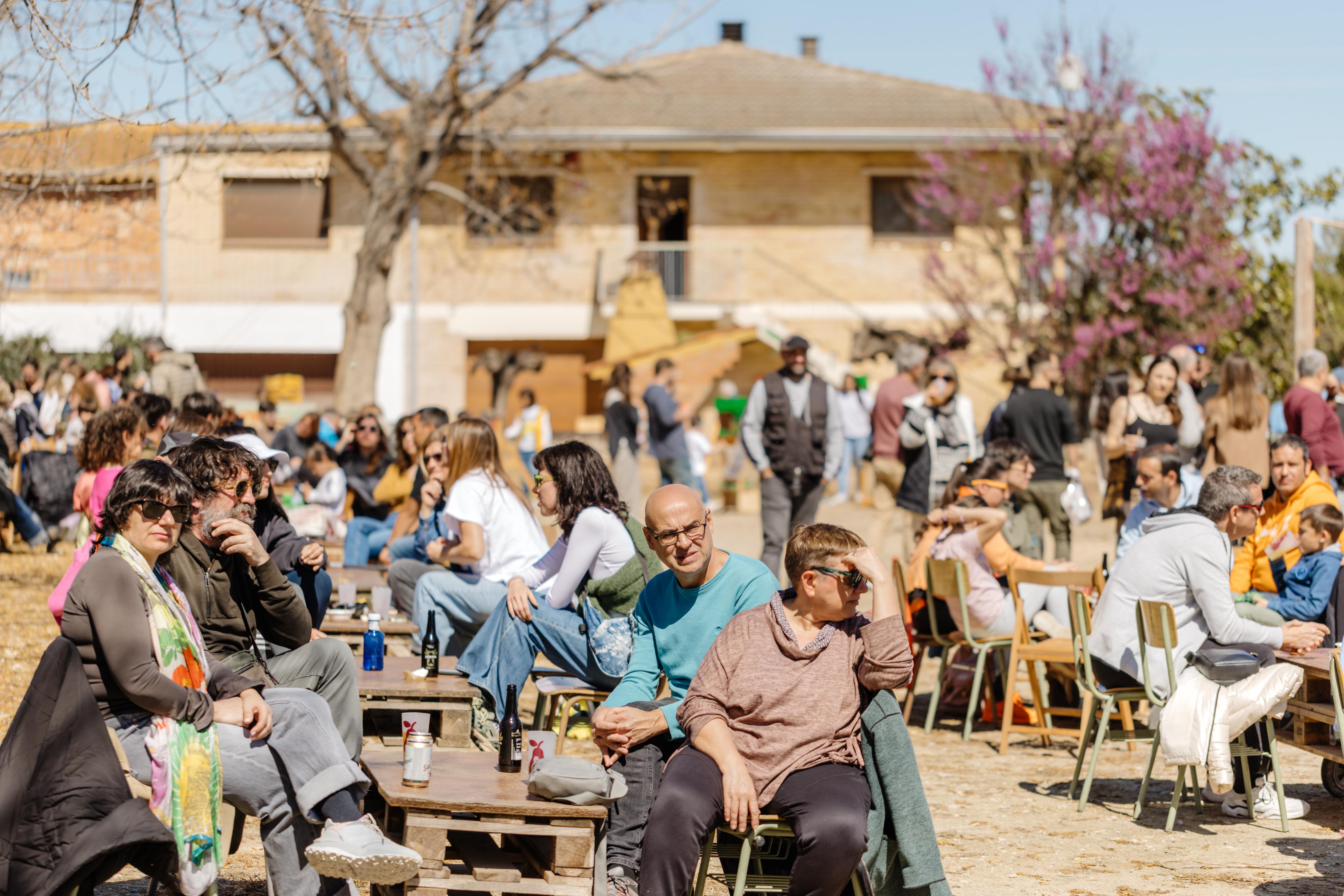 Públic durant l'hora del vermut al concert d'El Remei de Ca La Fresca