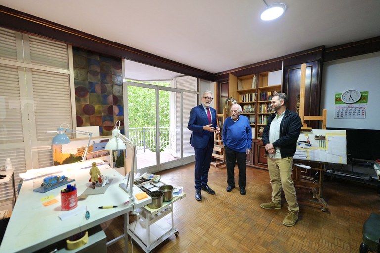 El paer en cap, Fèlix Larrosa, i el regidor de Festes, Xavi Blanco, han visitat el pintor aquesta tarda al seu estudi i li han agraït que hagi acceptat l’encàrrec de ser el pregoner de la Festa Major de Lleida 2024.