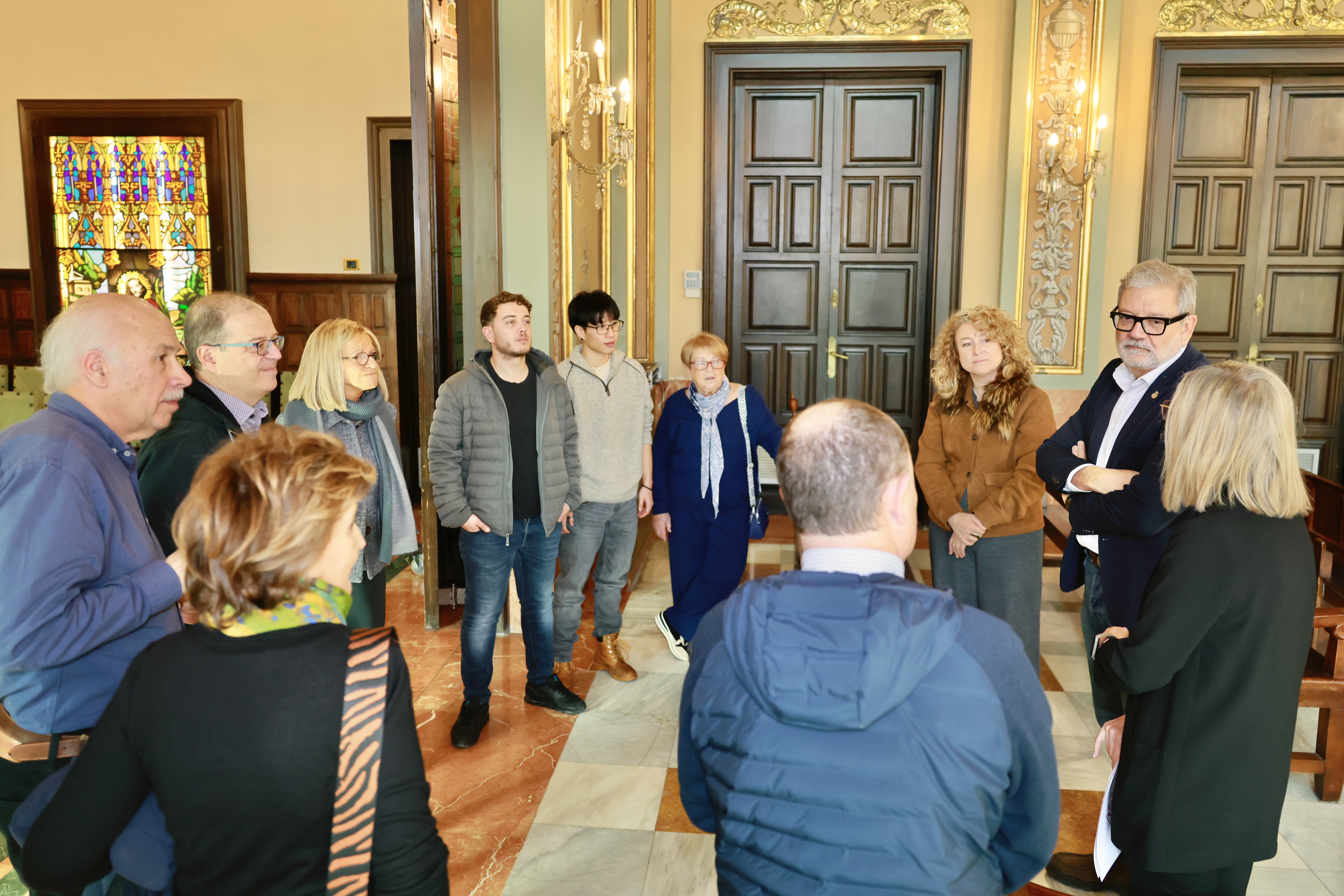 La família ha aprofitat la visita per a conèixer el Palau de la Paeria