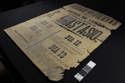 El cartell, abans de la seva restauració..