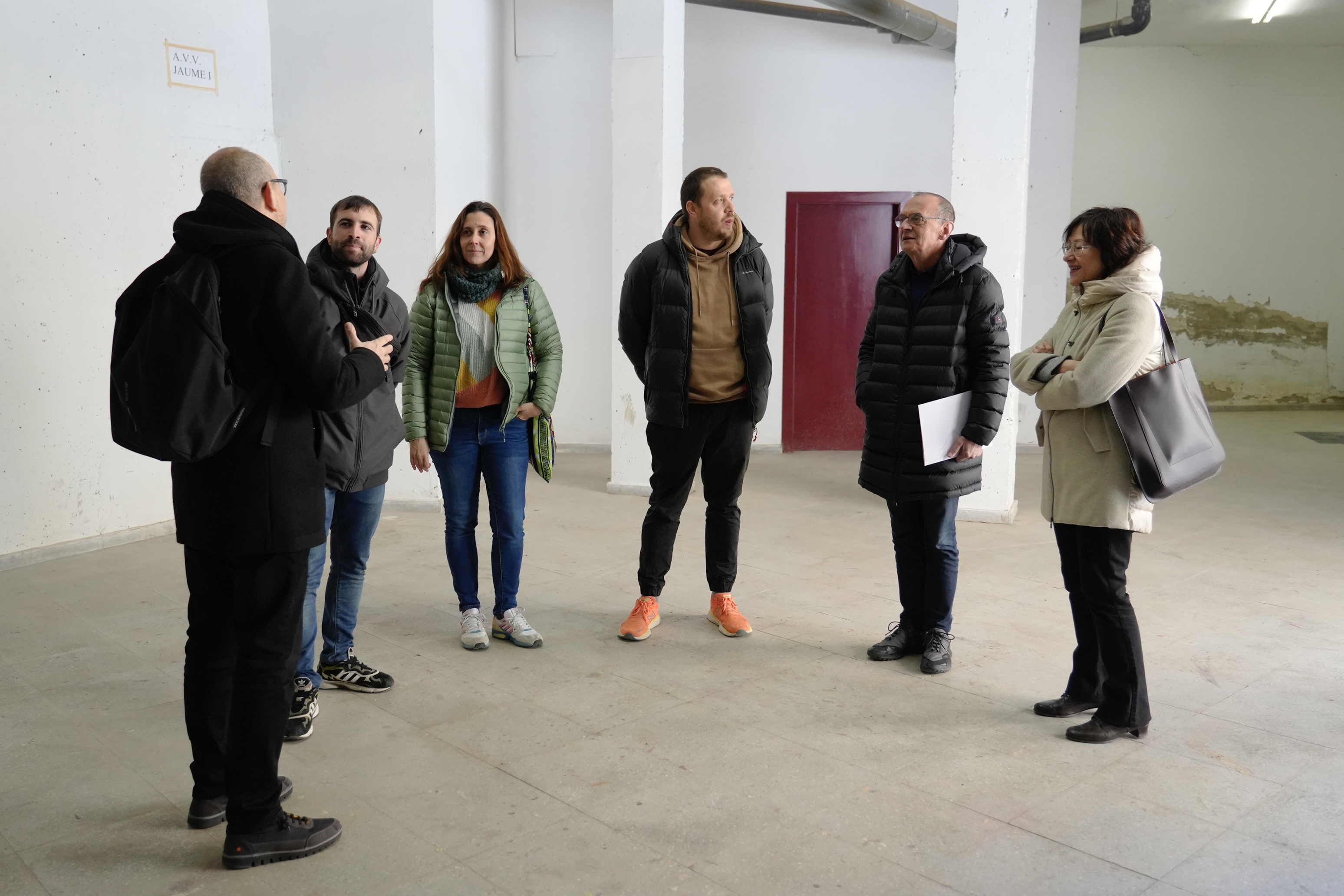 El paer en cap, Miquel Pueyo, acompanyat de la tinent d’alcalde i regidora del barri, Montse Pifarré, i del regidor i president de l’EMAU, Jaume Rutllant, han visitat amb un dels responsables de l'Associació Cristaleria, Saniago Ruiz de Loizaga, el local del Centre Històric on l'entitat farà un gimnàs.