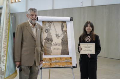Entrega del diploma per la realització del cartell d'enguanya a Carla Escalona