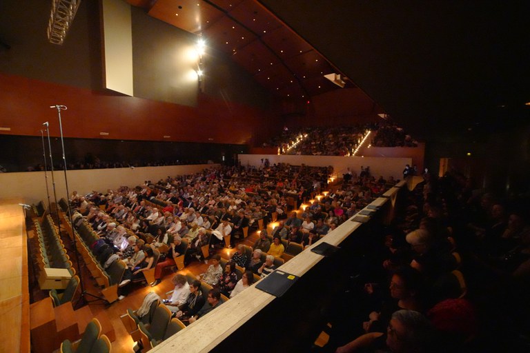 L'auditori estava ple de gom a gom.