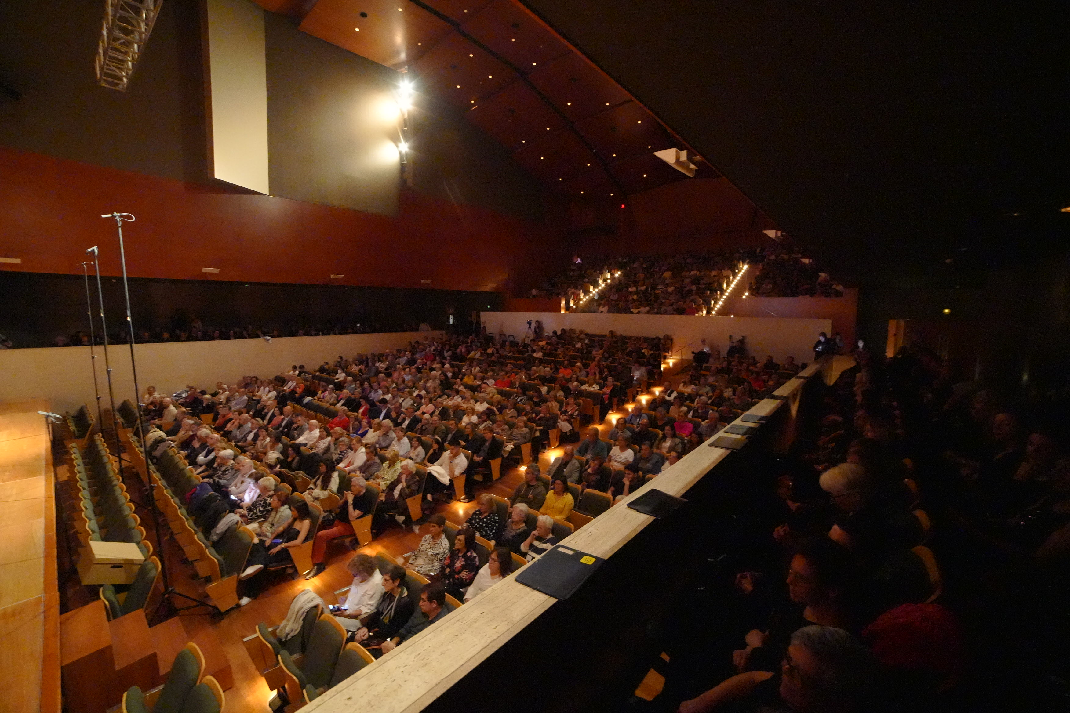 L'auditori estava ple de gom a gom.