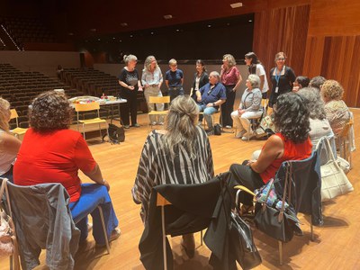La regidora Pilar Bosch ha assistit a una de les sessions del projecte de musicoteràpia "Vincle sonor".
