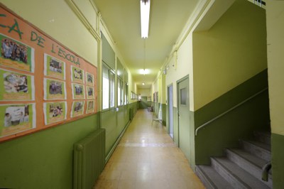 L'equipament consta de 3 edificis i patis.