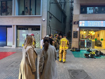 Fins al lloc de l’incendi s’han desplaçat les tinentes d’alcalde Begoña Iglesias i Cristina Morón per interessar-se per la situació tant de l’edifici….