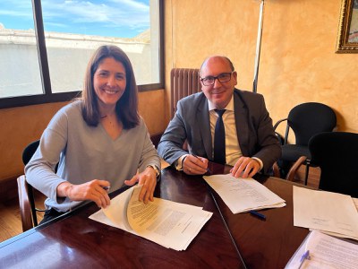 La tinent d'alcalde Cristina Morón i el representant d'Interparking han signat l'acta de recepció.