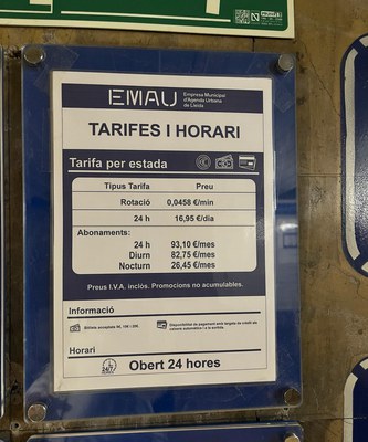El nou quadre de tarifes, penjat a l'interior de l'aparcament.